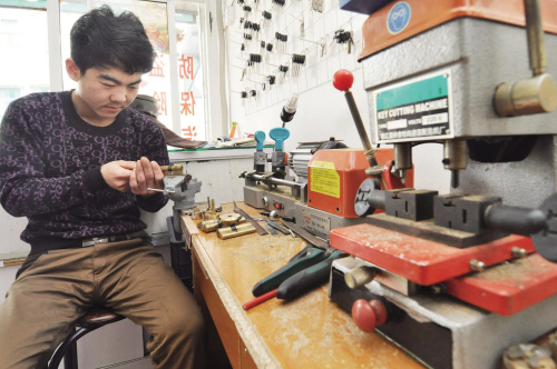万峰湖镇开锁店为啥“牛号”频现 听开锁师傅讲什么锁最防盗