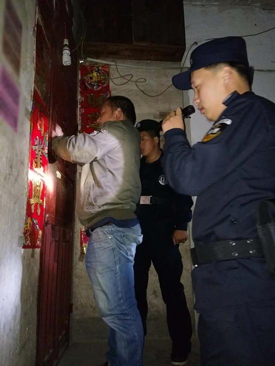 万峰湖镇粗心妈妈误将幼女锁家中 民警全城寻开锁师傅开门