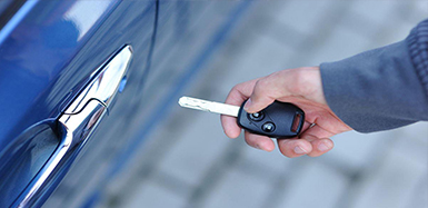 万峰湖镇汽车钥匙锁在车里了怎么办？如何开汽车锁